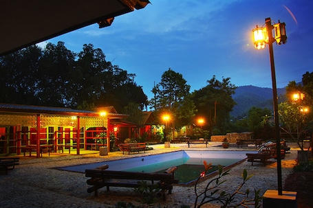 Outdoor pool, free cabanas, sun loungers