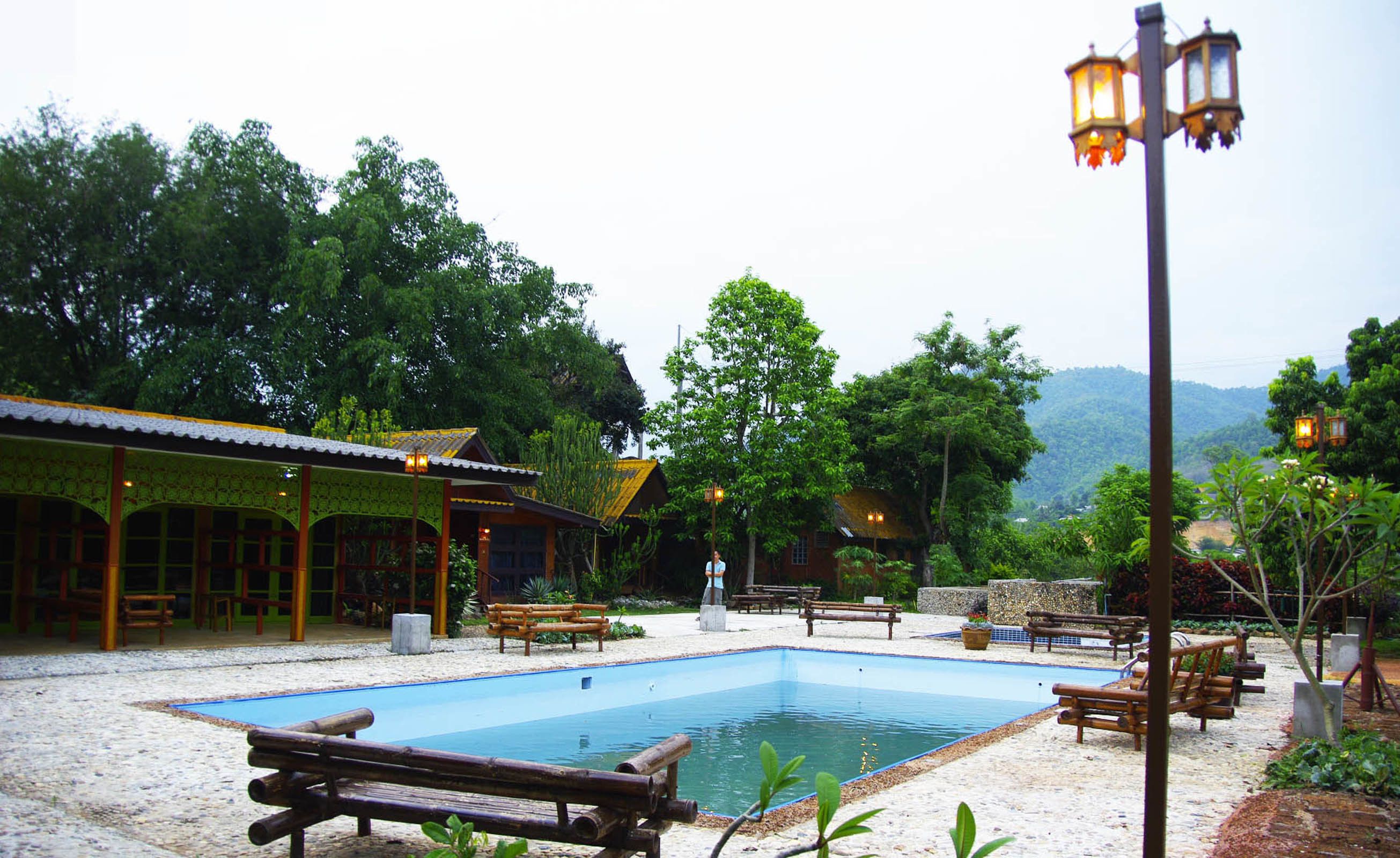 Outdoor pool, free cabanas, sun loungers