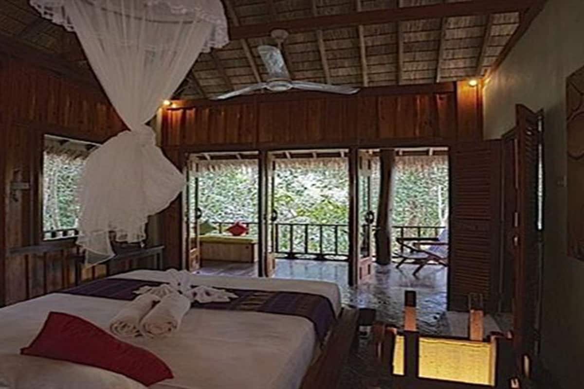 superior room, mountain view | minibar, in-room safe, bed sheets