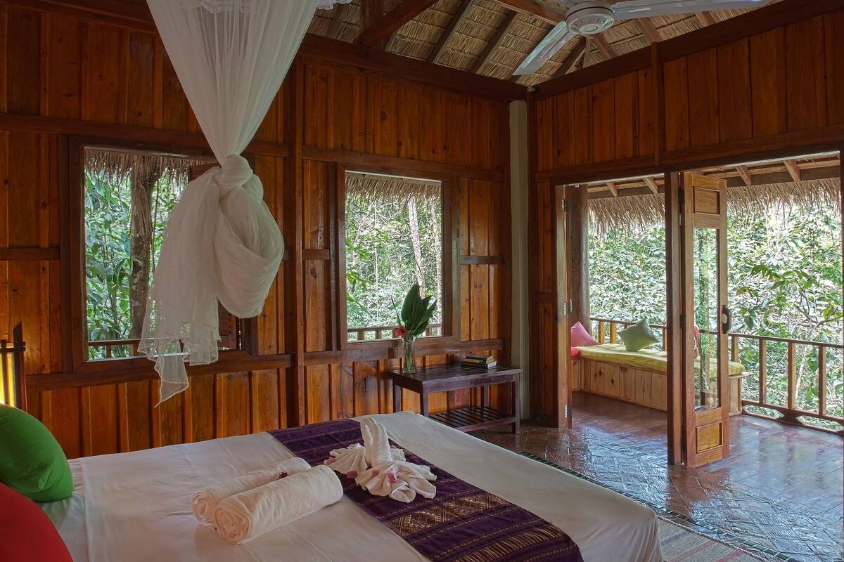 superior room, mountain view | minibar, in-room safe, bed sheets