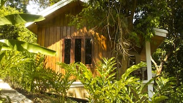 Villa Deluxe, vista a la montaña | Minibar, caja de seguridad en la habitación y ropa de cama