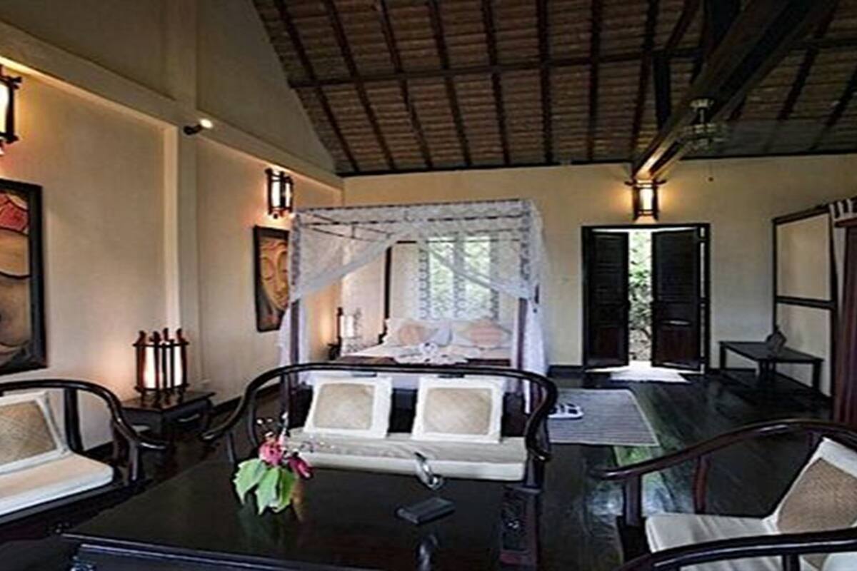 deluxe bungalow, river view | minibar, in-room safe, bed sheets