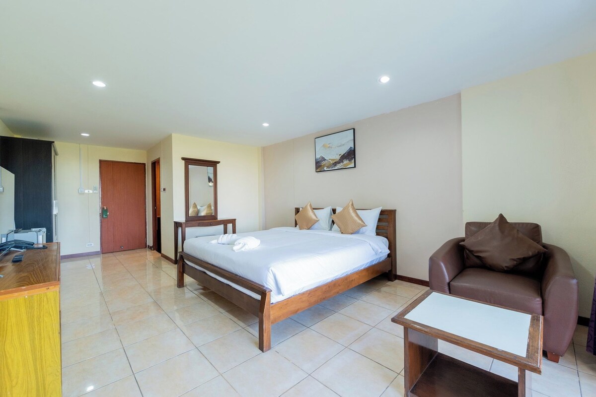 Minibar, desk, iron/ironing board (on request), WiFi (free)