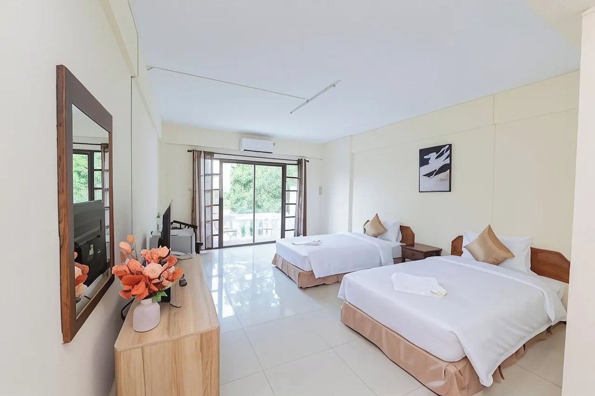 Superior Twin Room | Minibar, desk, iron/ironing board (on request), WiFi (free)