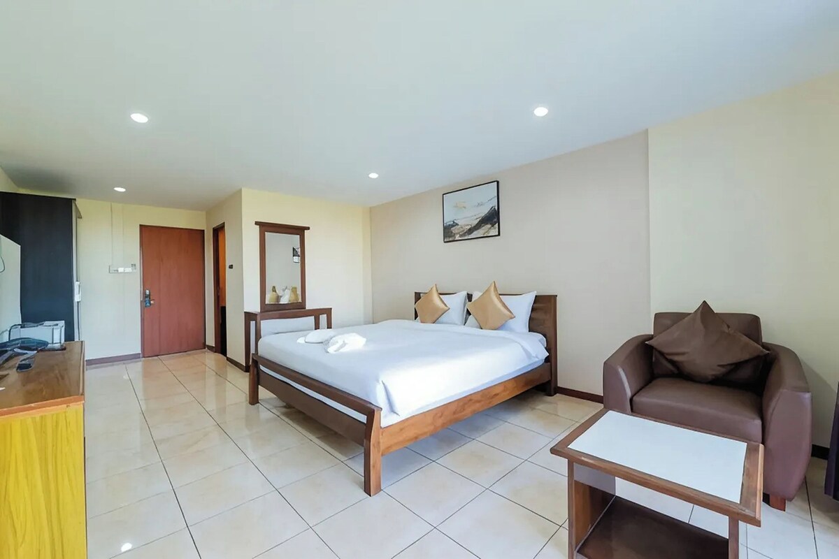Standard Room | Minibar, desk, iron/ironing board (on request), WiFi (free)