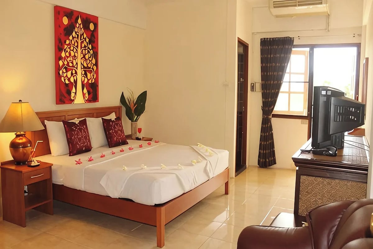 Family Suite | Minibar, desk, iron/ironing board (on request), WiFi (free)
