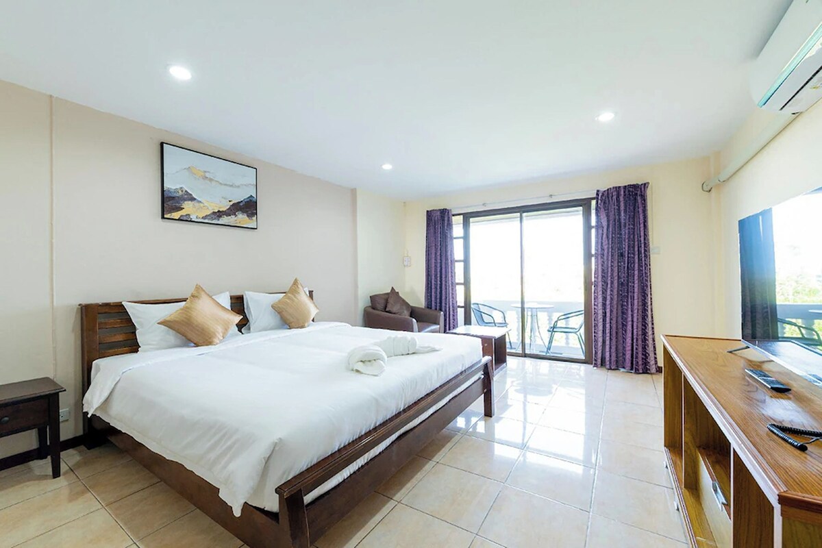 Deluxe Double Room | Minibar, desk, iron/ironing board (on request), WiFi (free)
