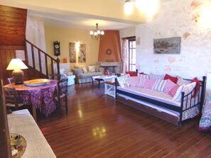 Nhà Duplex có thiết kế đặc sắc, 2 phòng ngủ, có thể sử dụng hồ bơi, quang cảnh biển | Khu vực ăn uống tại phòng