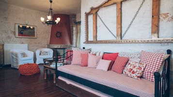 Nhà Duplex có thiết kế đặc sắc, 2 phòng ngủ, có thể sử dụng hồ bơi, quang cảnh biển | Khu phòng khách | TV màn hình phẳng, lò sưởi, đầu đĩa DVD