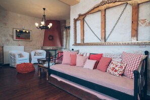 Nhà Duplex có thiết kế đặc sắc, 2 phòng ngủ, có thể sử dụng hồ bơi, quang cảnh biển | Khu phòng khách | TV màn hình phẳng, lò sưởi, đầu đĩa DVD 