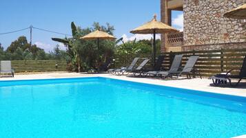 5 albercas al aire libre, sombrillas en la alberca y camastros