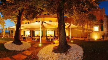 Aamiainen ja lounas; italialainen keittiö, näkymät uima-altaalle