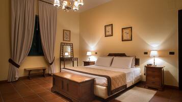 Minibaari, tallelokero huoneessa, työpöytä, vauvansängyt