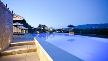 Piscina externa, funciona das 8h Ă s 20h, guarda-sĂłis