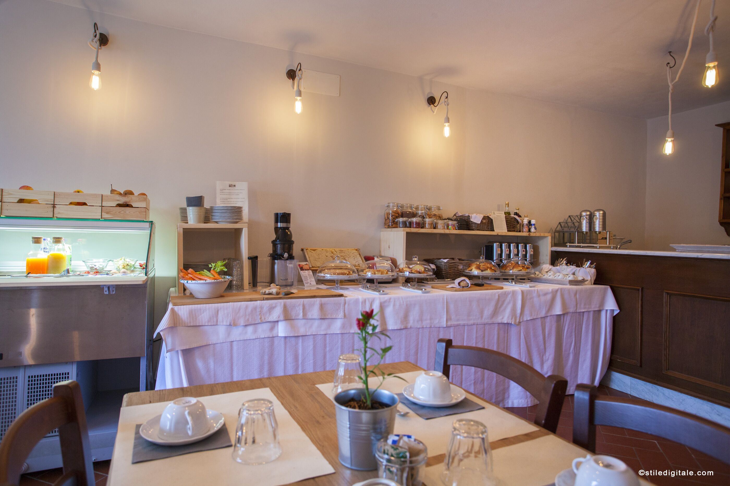 Un buffet de petit-déjeuner proposant une variété d’aliments et un espace dédié aux boissons chaudes, notamment au café.