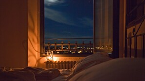 A bedroom with a view of the city at night, a window, and a radiator. - Relais Villa Belvedere (Figline e Incisa Valdarno)