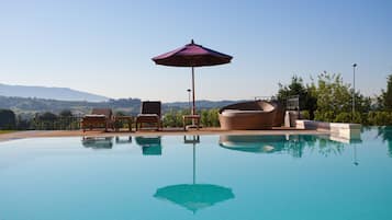 Kolam renang outdoor, dengan payung kolam renang