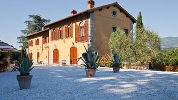 Bagian depan properti - sore/malam