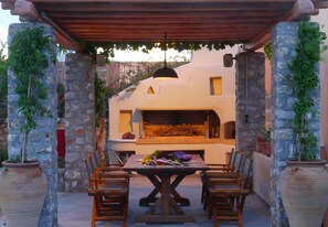 Outdoor dining - Pleiades Eco Houses (Santorini)