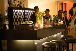 3 Bars/Lounges