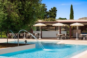 Bar junto a la piscina