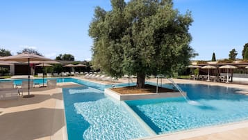Piscina all'aperto, lettini