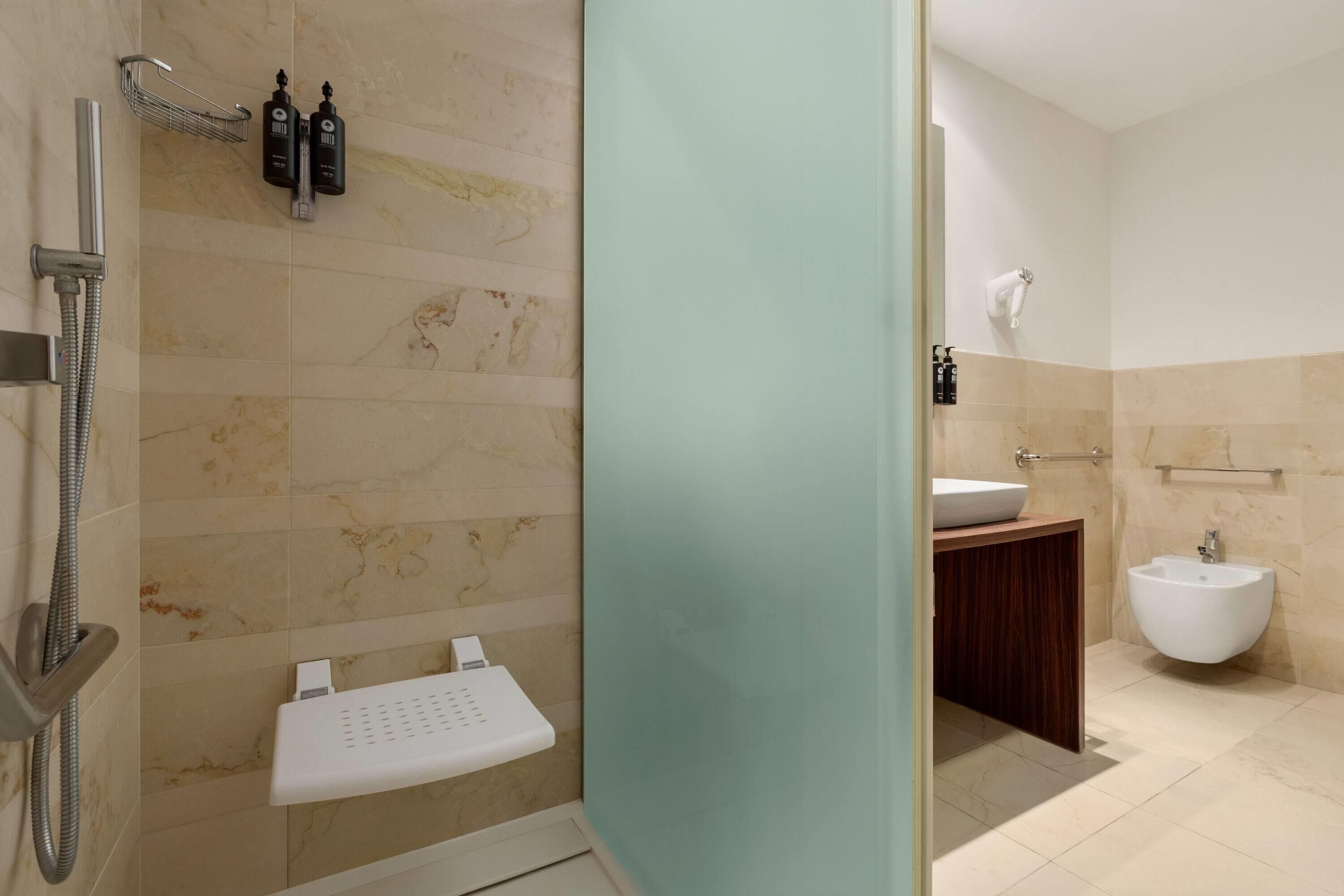 Ein modernes Badezimmer mit Dusche, Toilette und Waschbecken.