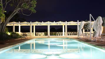 Piscina all'aperto, lettini