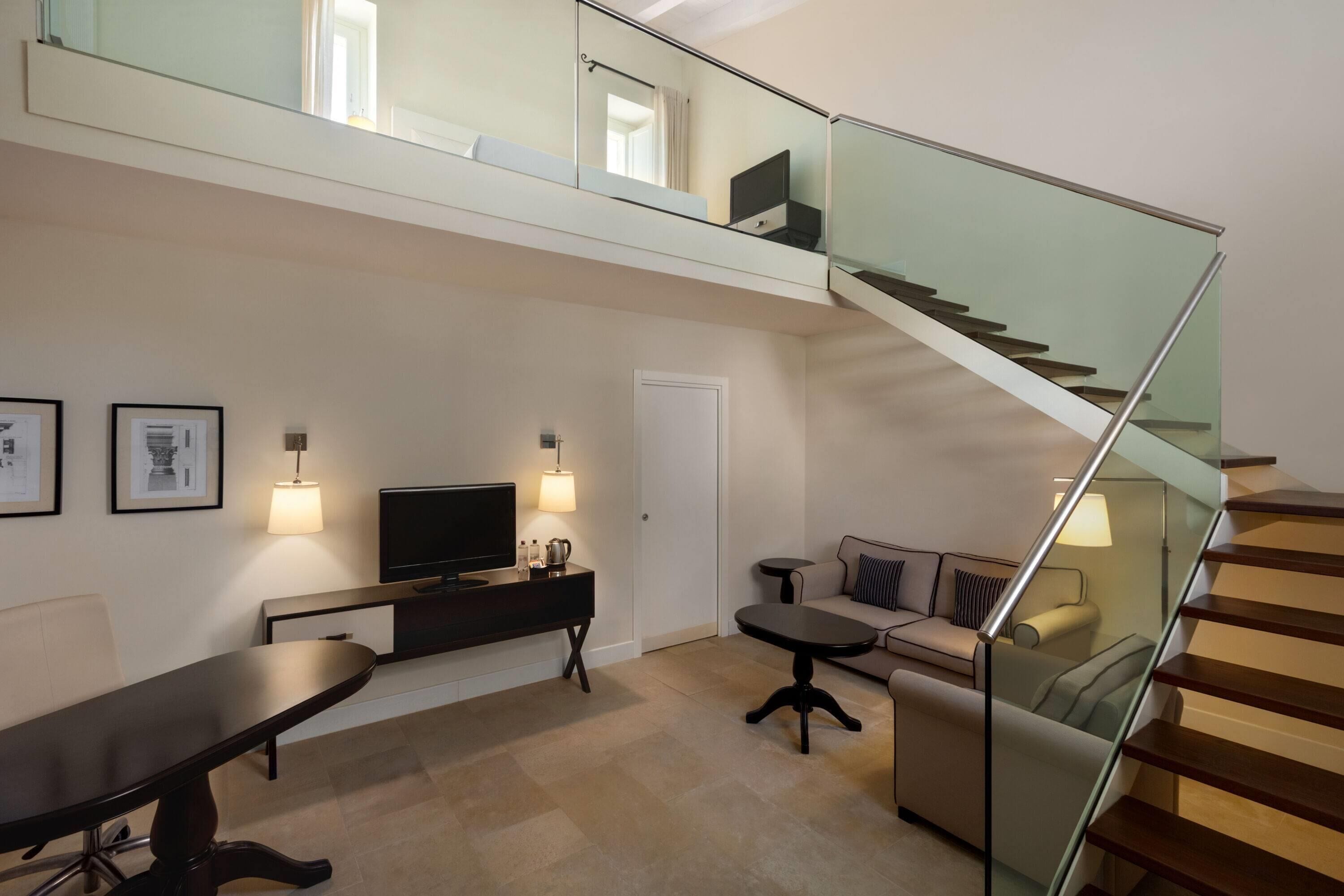 套房, 1 張加大雙人床及 1 張梳化床 | 迷你吧、房內夾萬、書桌、免費 Wi-Fi