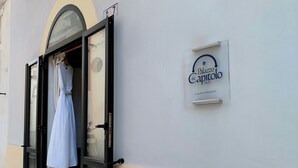 Vista frontal de la propiedad