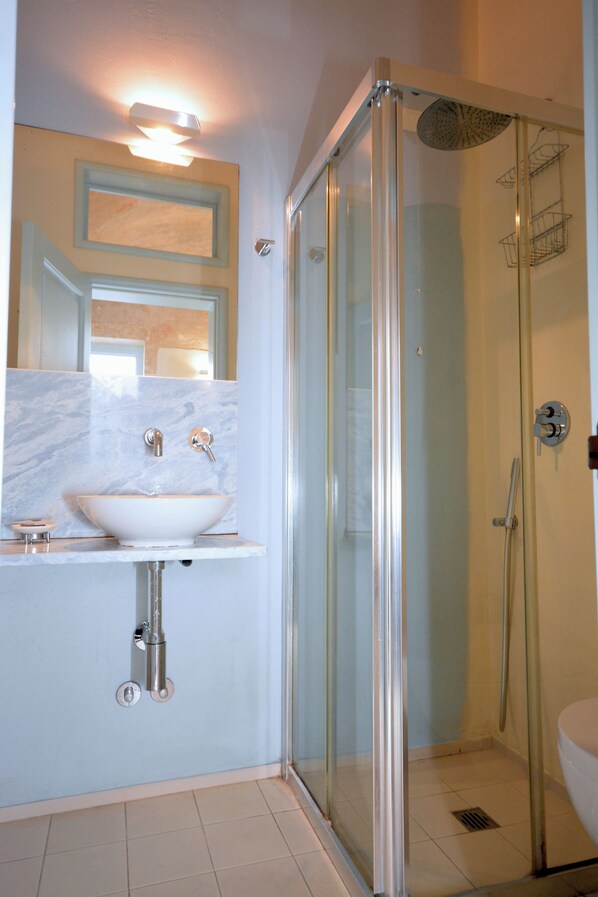 Habitación doble económica | Baño | Regadera, regadera tipo lluvia, amenidades de baño de diseñador