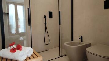 Dobbeltrom – standard | Bad | Dusj, regndusjhode, designertoalettartikler og hårføner