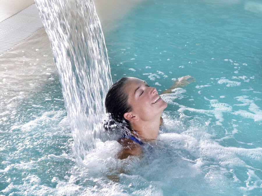 2 udendørs pools, parasoller, liggestole