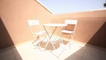 Apartamento clásico, balcón | Balcón