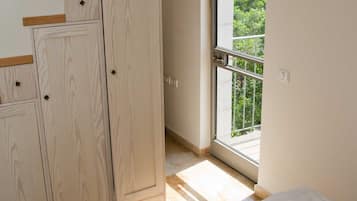Family studio with mezzanine and balcony | 房內夾萬、書桌、遮光窗簾/窗簾、熨斗/熨衫板
