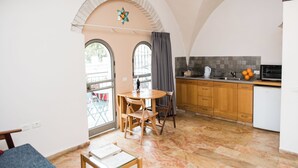 Family studio with mezzanine and balcony  | Eget tekjøkken | Minikjøleskap, kokeplater, vannkoker og miniovn
