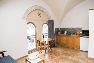 Family studio with mezzanine and balcony | Cocina básica privada | Frigorífico pequeño, placa de cocina, hervidor eléctrico y minihorno