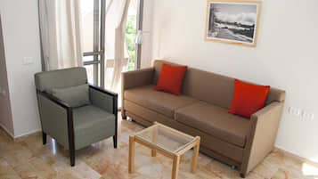 Family studio with mezzanine and balcony | Wohnbereich | 32-Zoll-Fernseher mit Satellitenempfang