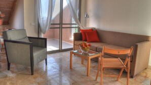 Family studio with mezzanine and balcony  | Oppholdsområde | En 32-tommers TV med Parabol-TV