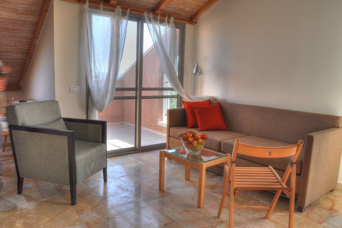 Family studio with mezzanine and balcony  | บริเวณนั่งเล่น | ทีวี 32 นิ้ว พร้อมช่องดาวเทียม