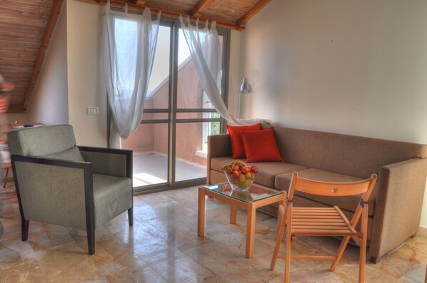 Family studio with mezzanine and balcony  | Living area | 32-inch TV with satellite channels