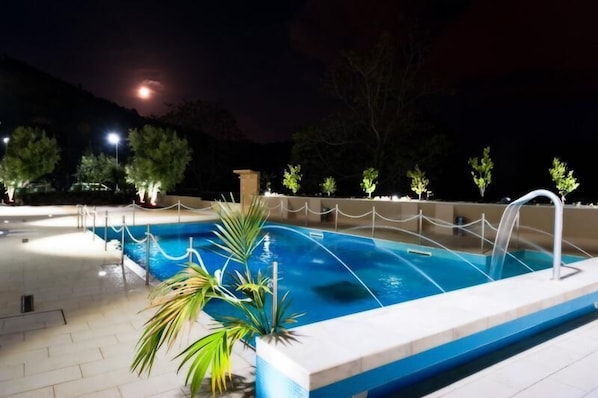 Piscina stagionale all'aperto, ombrelloni da piscina, lettini