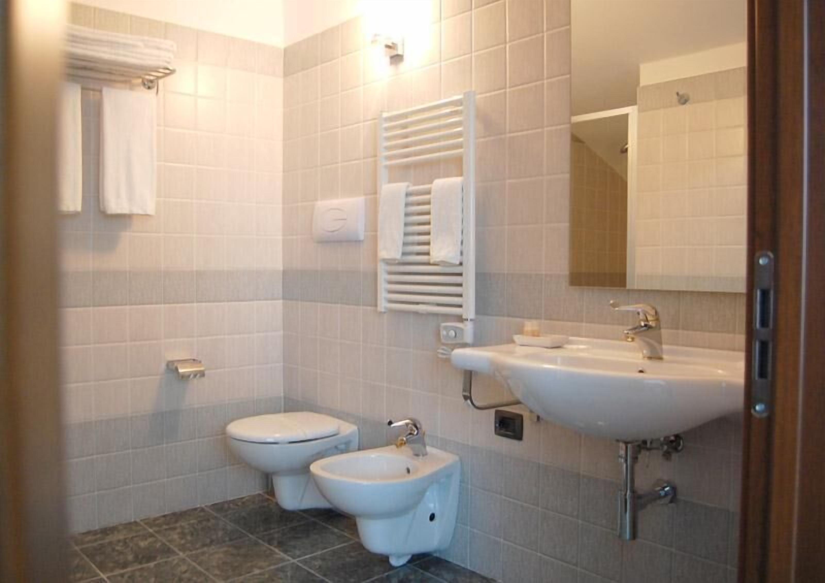 hydromassage showerhead, hair dryer, bidet, towels