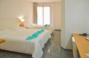 三人房 | 迷你吧、客房內保險箱、書桌、遮光布/窗簾