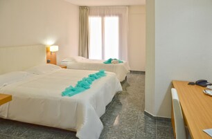 Minibar, caja de seguridad en la habitación y escritorio 