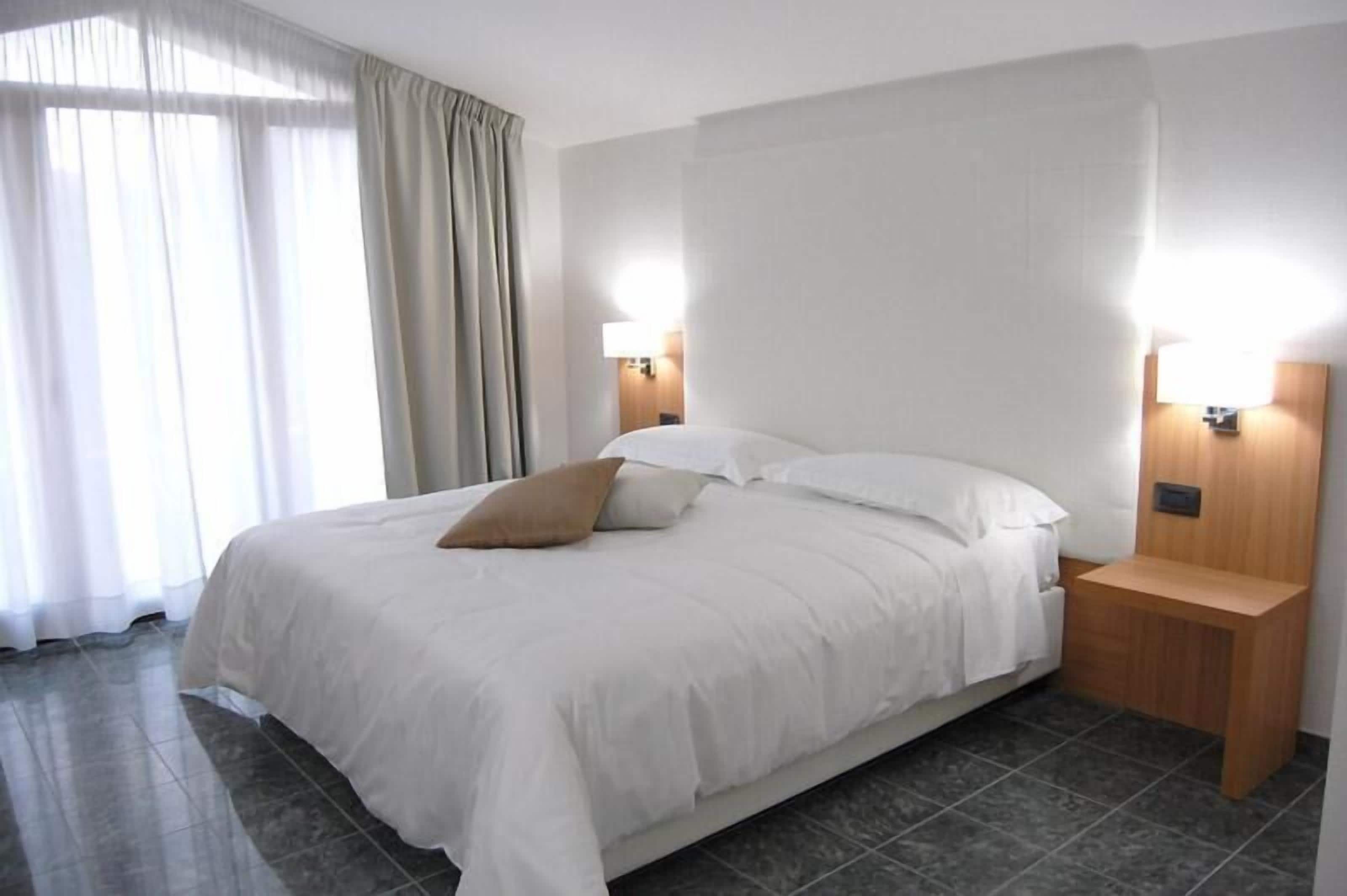 Deluxe Double Room Single Use | Minibar, in-room safe, desk, blackout drapes