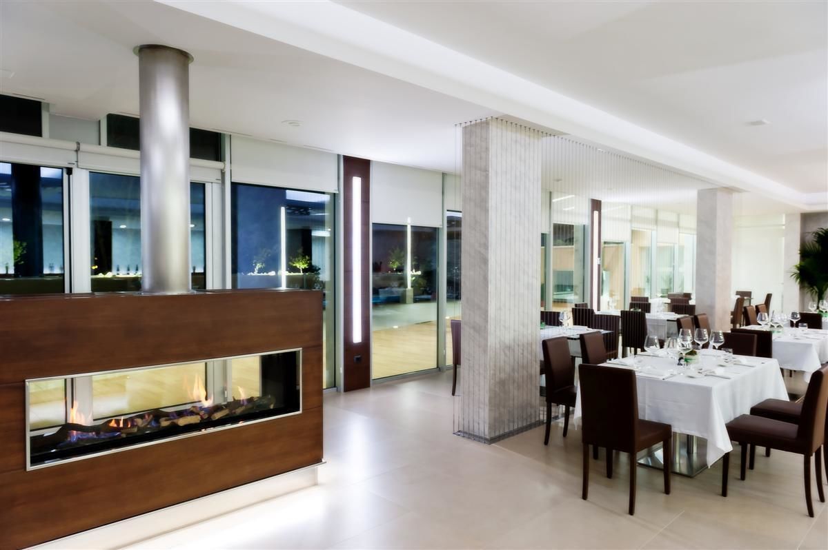 Breakfast, lunch, dinner served; pool views