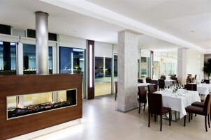 Se sirven desayunos, almuerzos y cenas; con vista a la piscina