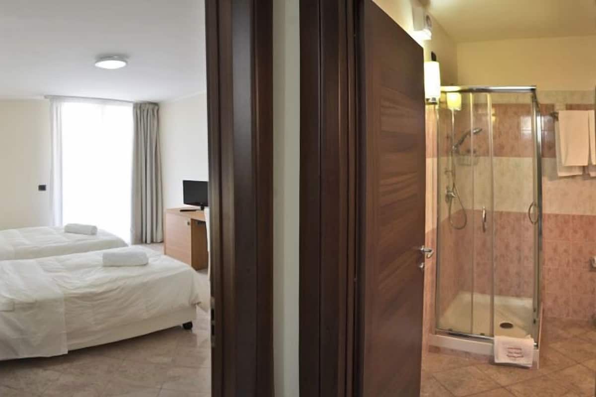 Minibar, Zimmersafe, Schreibtisch, Verdunkelungsvorhänge