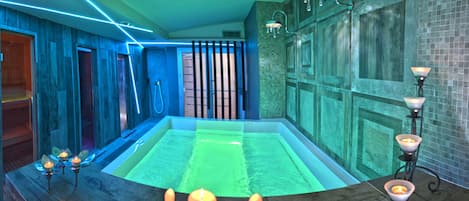 Um spa moderno com uma banheira grande, detalhes em madeira e iluminação suave.